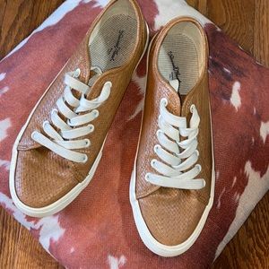 Universal Thread leather look shoes